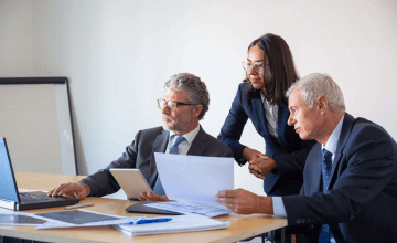 أهمية الاستشارة القانونية قبل توقيع العقود